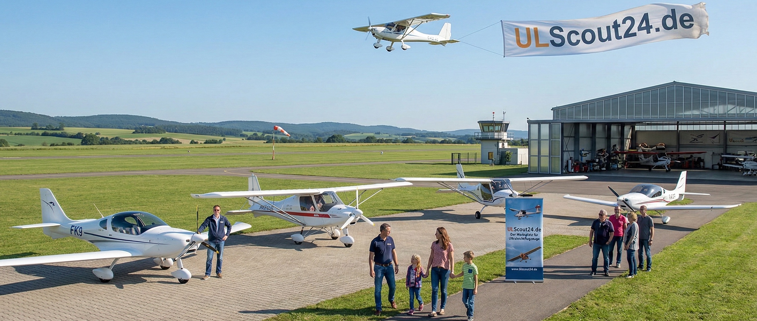 Flugplatz mit ULScout24-Banner – Ultraleichtflugzeuge