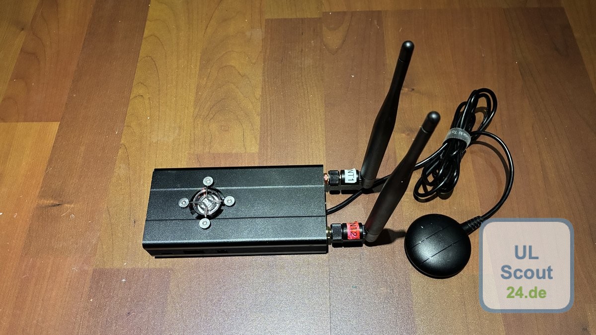 Stratux ADS-B im externen Gehäuse mit 2 Antenne und GPS Antenne